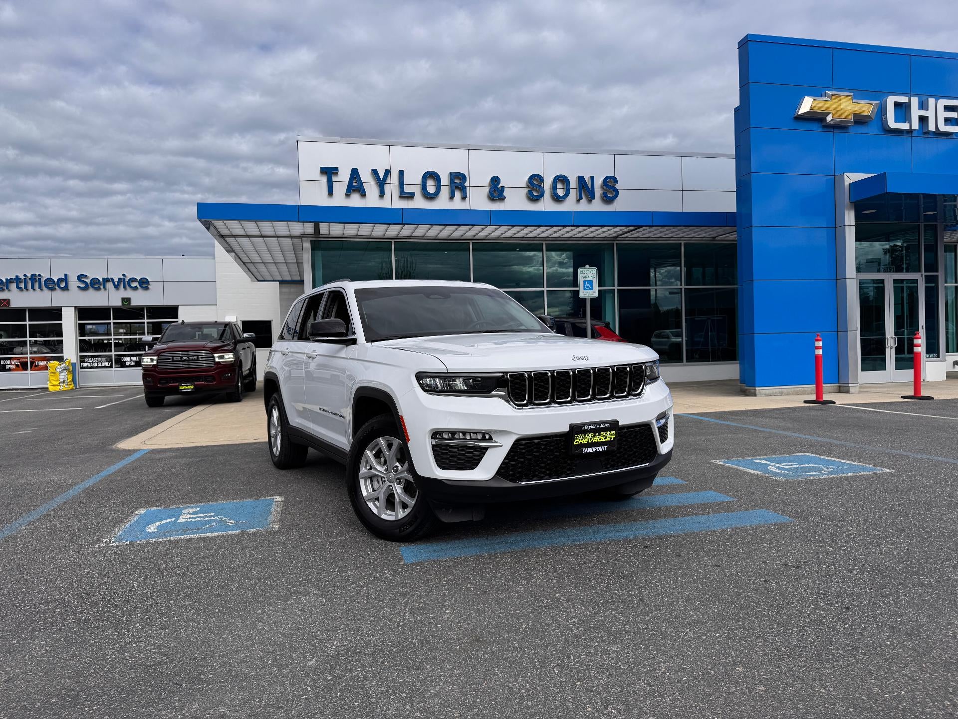2024 Jeep Grand Cherokee LIMITED / 3.6 LITER V6 / ADAPTIVE CRUISE / WARRANTY / 23K MILES in White — front three-quarter view