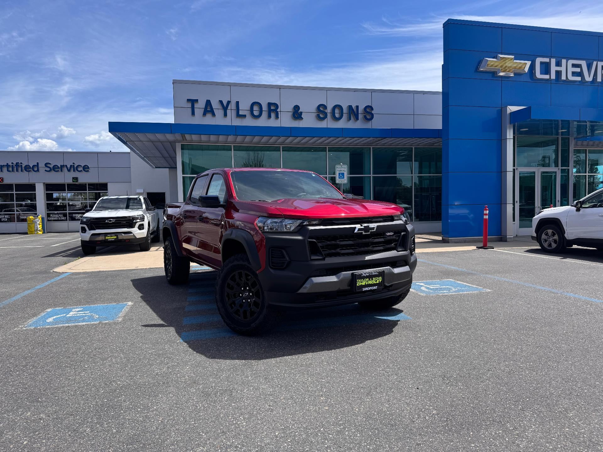 2026 Chevrolet Colorado TRAIL BOSS / CREW / 2.7 TUBOMAX / DARK ESSENTIALS in Radiant Red Tintcoat — front three-quarter view