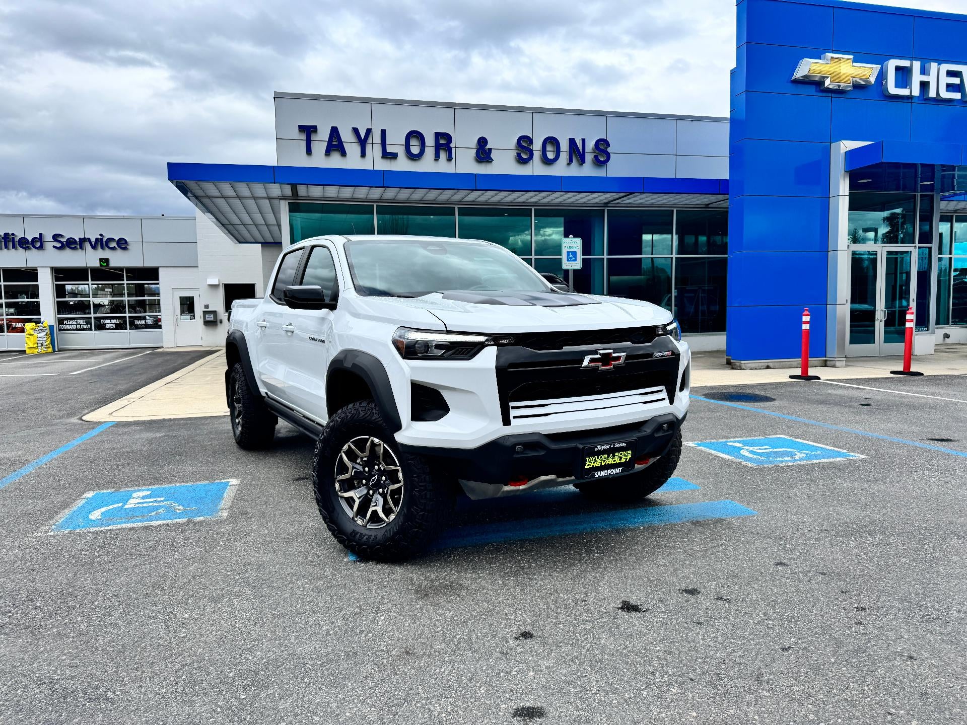 2024 Chevrolet Colorado ZR2 OFF ROAD / CREW / 2.7 TURBOMAX / TECH PCKG / 1 OWNER / 13K MILES in Summit White — front three-quarter view