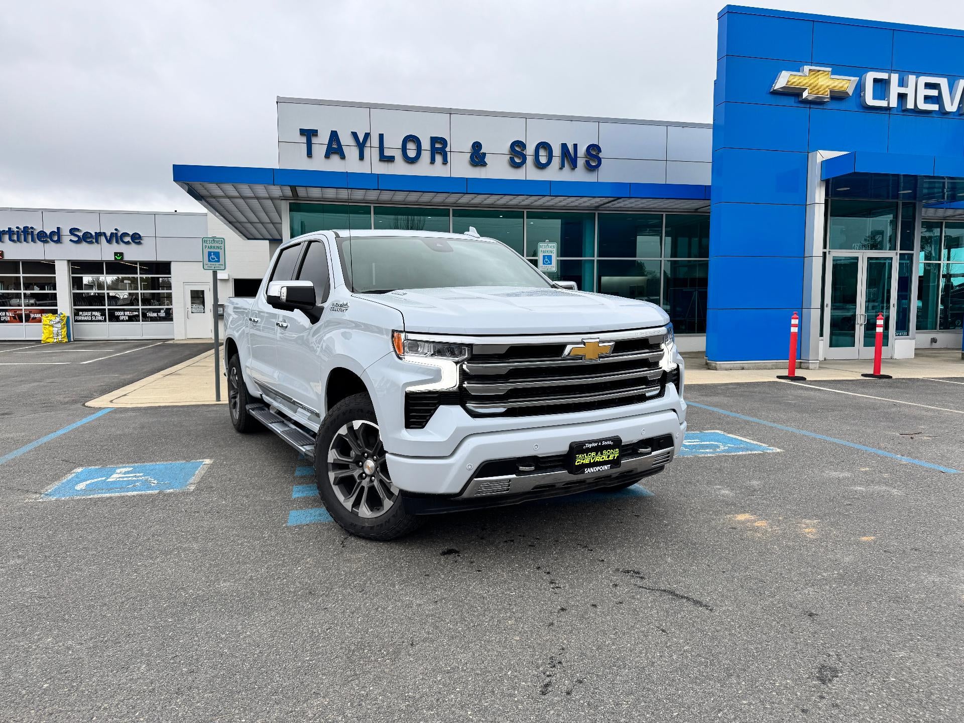 2026 Chevrolet Silverado 1500 HIGH COUNTRY / CREW / DMAX DIESEL / TECH PCKG / SUPER CRUISE / SHORT BOX in Polar White Tricoat — front...