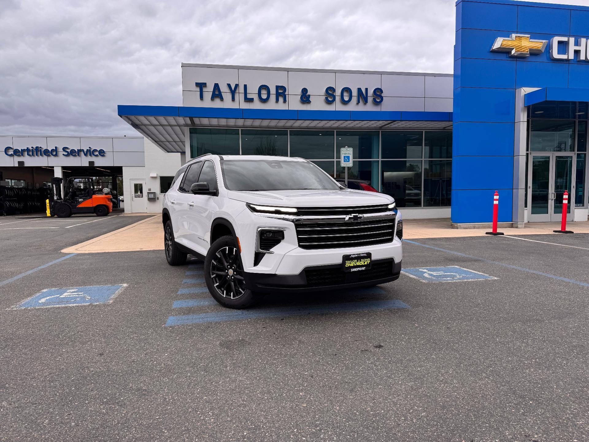 2026 Chevrolet Traverse LT / AWD / PANO SUNROOF / SURROUND VISION / ADAPTIVE CRUISE / LEATHER in Summit White — front three-quarter view