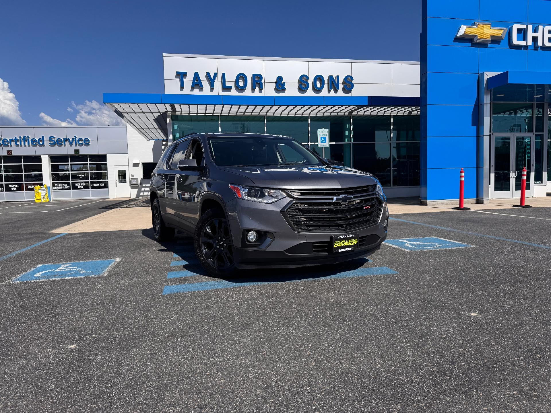 2020 Chevrolet Traverse RS / AWD / SUNROOF / NAVIGATION / MAX TOW PCKG / 1 OWNER in Satin Steel Metallic — front three-quarter view