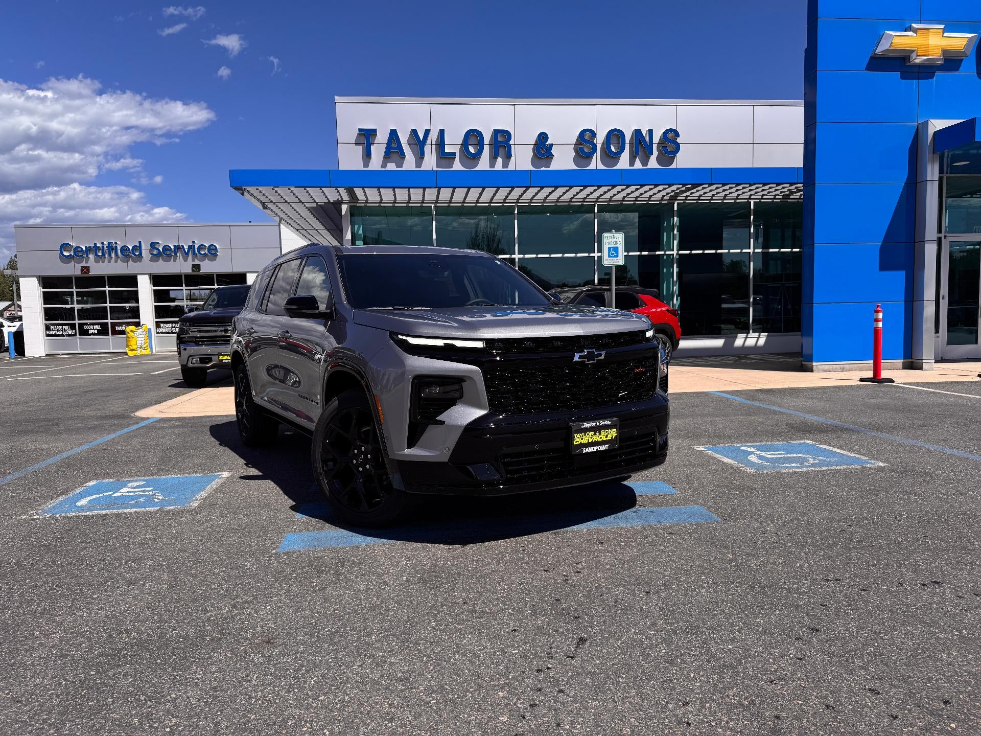 2026 Chevrolet Traverse RS / AWD / 2.5 TURBO / SUPER CRUISE / PANO SUNROOF in Sterling Gray Metallic — front three-quarter view