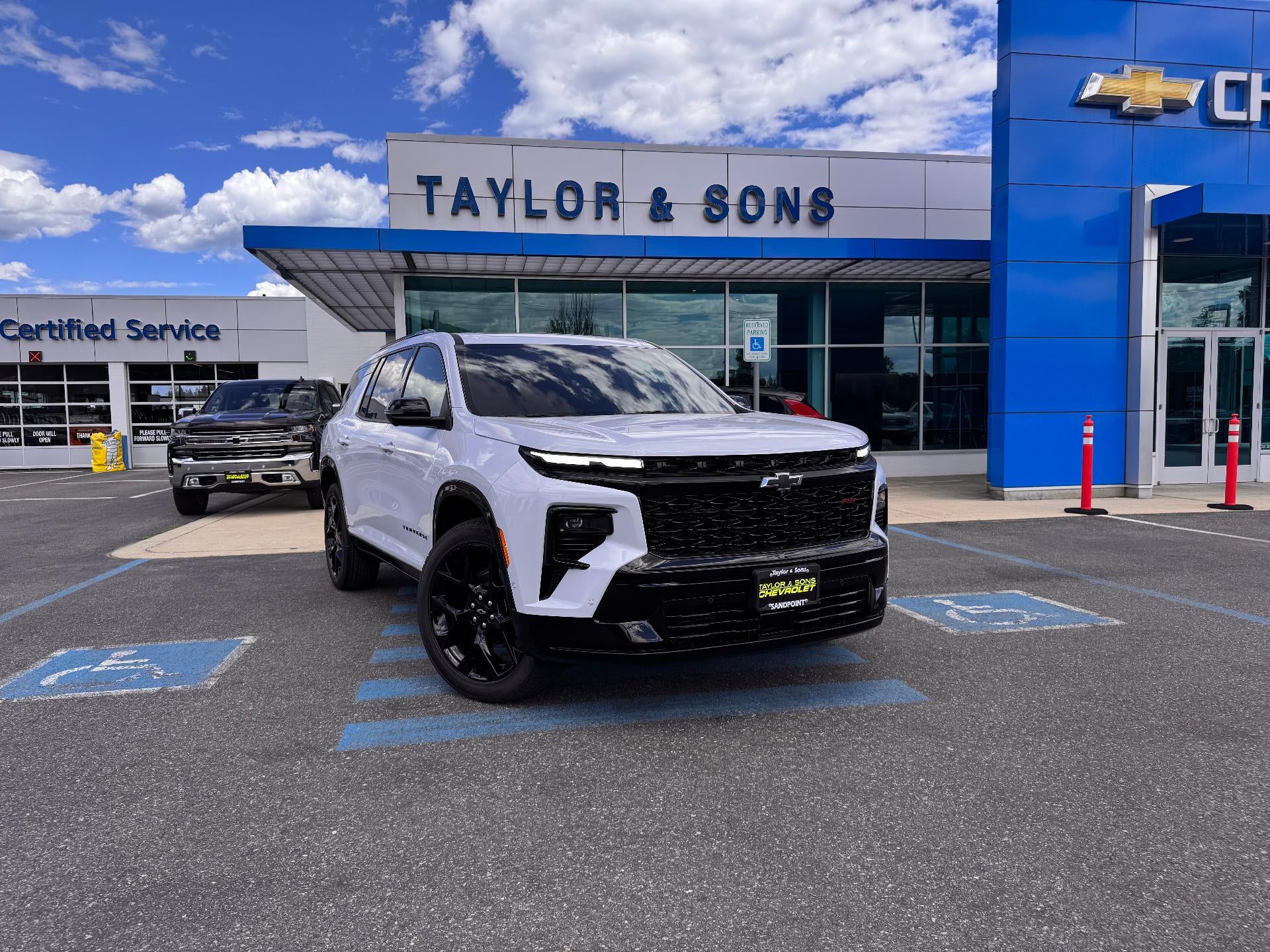 2026 Chevrolet Traverse RS / AWD / 2.5 TURBO / SUPER CRUISE / PANO SUNROOF in Polar White Tricoat — front three-quarter view