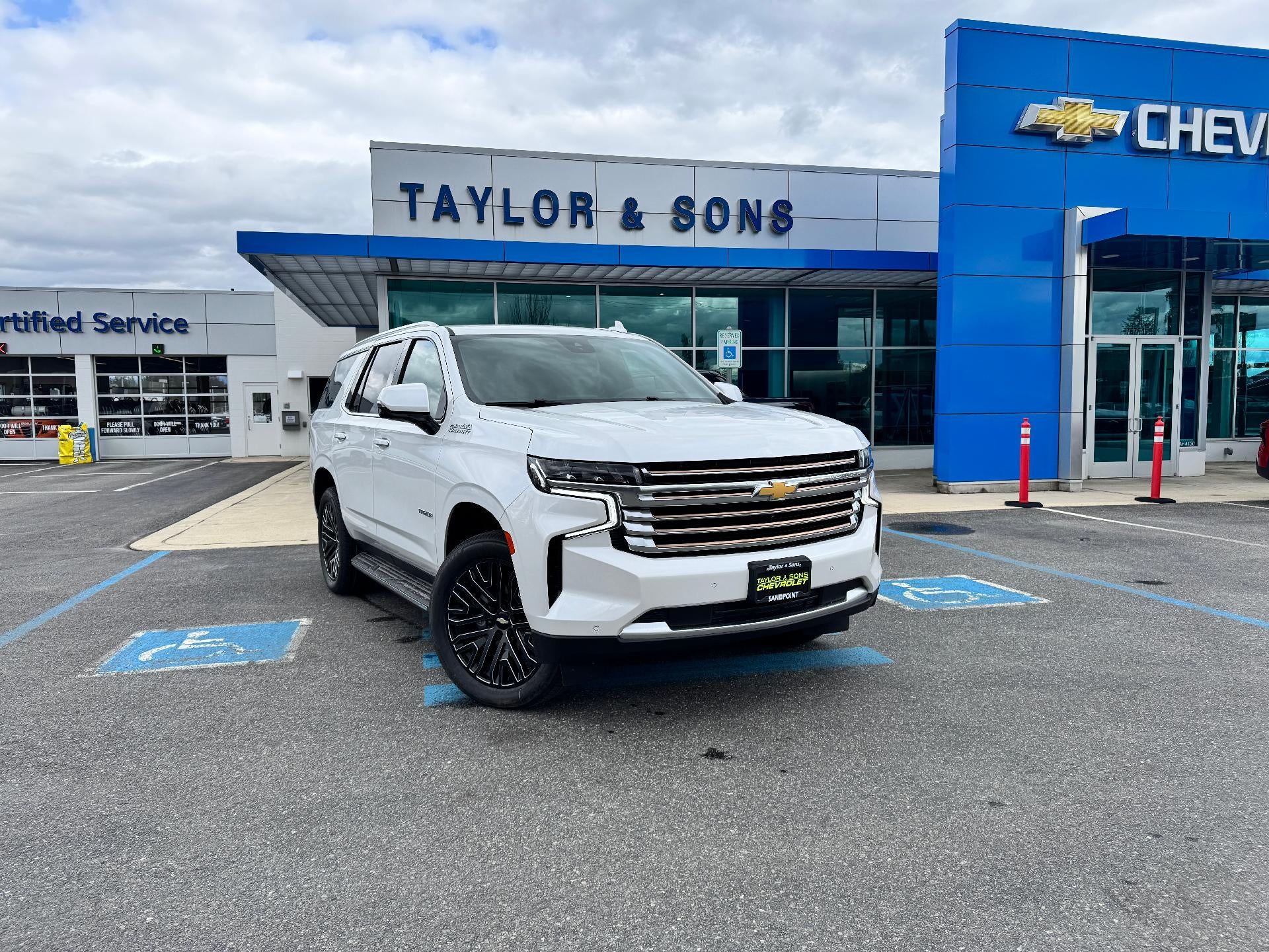 2024 Chevrolet Tahoe HIGH COUNTRY / 6.2 LITER V8 / ADAPTIVE CRUISE / 1 OWNER / LOCAL TRADE in Iridescent Pearl Tricoat — front...