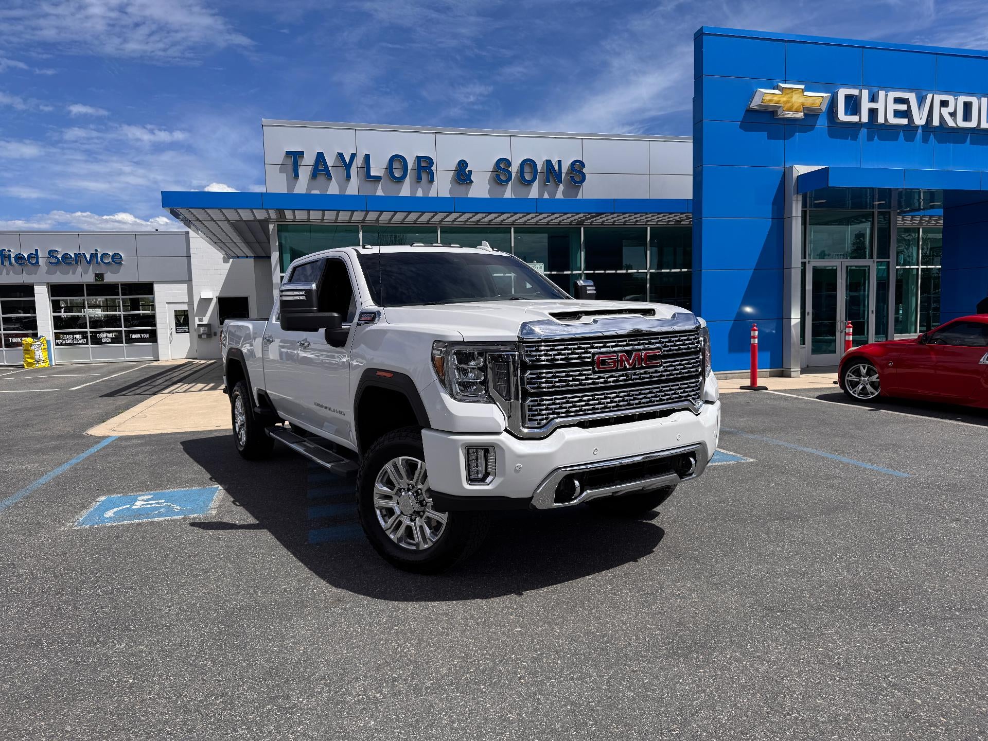 2020 GMC Sierra 2500 HD DENALI / CREW / DMAX DIESEL / ULTIMATE PCKG / SHORT BOX / 1 OWNER TRADE in White Frost Tricoat — front...