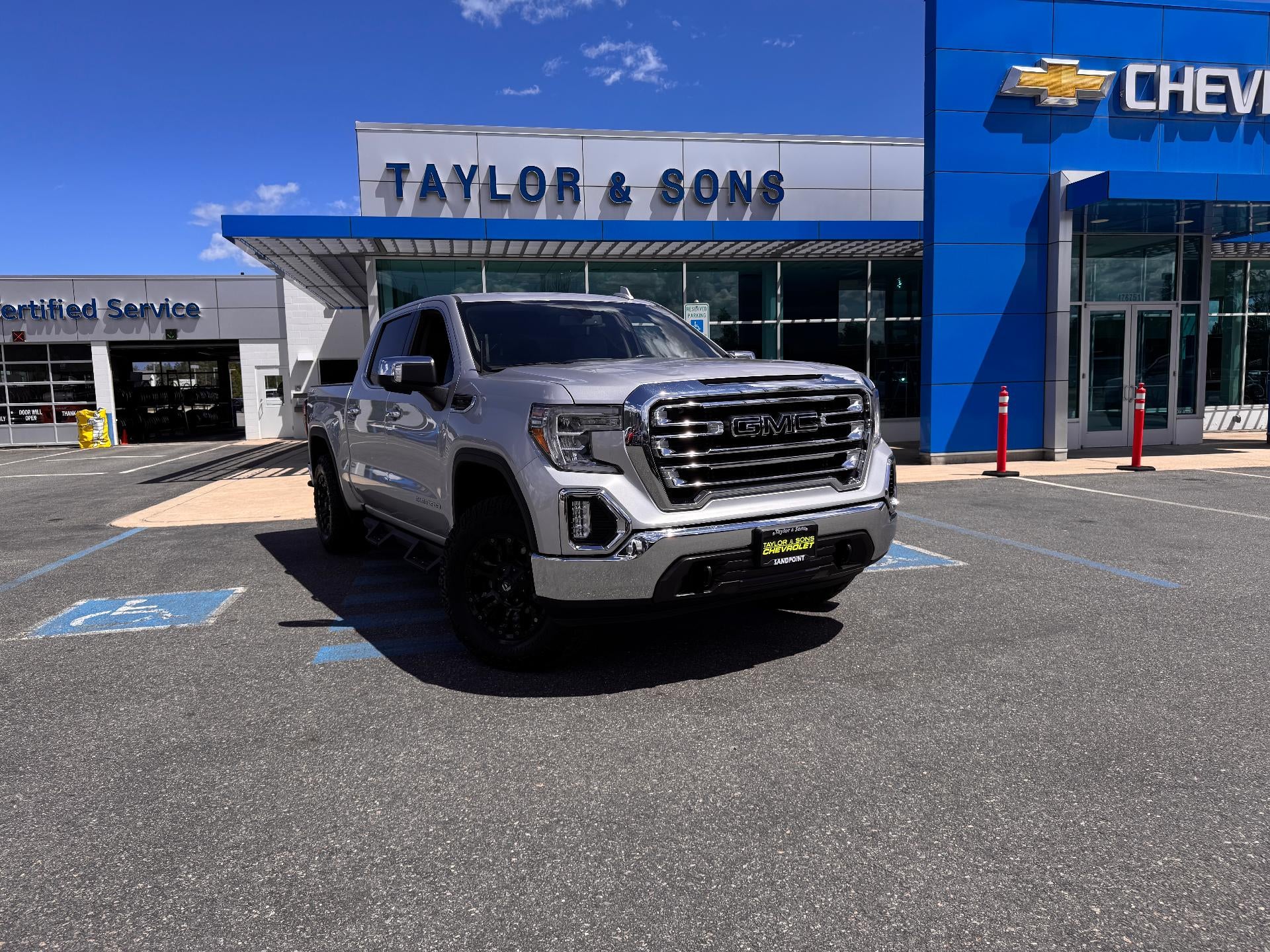 2019 GMC Sierra 1500 SLT / CREW / 5.3 LITER V8 / X31 OFF ROAD / SHORT BOX / 1 OWNER / LOCAL TRADE in Quicksilver Metallic — front...