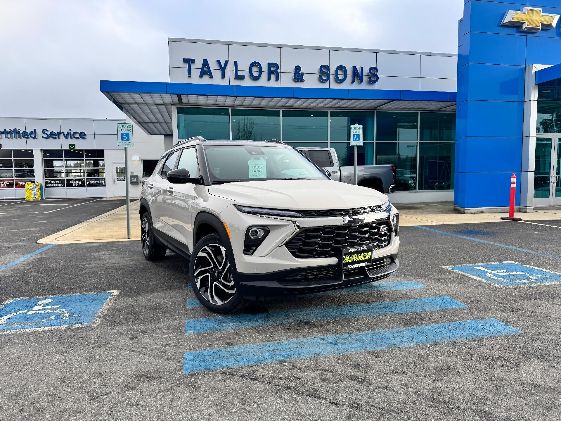 2026 Chevrolet Trailblazer RS / AWD / ADAPTIVE CRUISE / POWER GATE / SAFETY PCKG in White Sands — front three-quarter view
